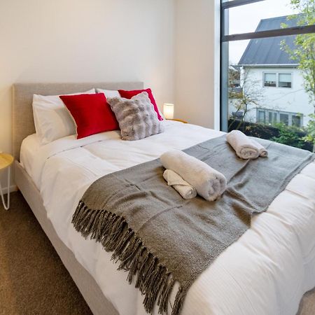 Stylish 3 Bedroom Home In Prime City With Garage Christchurch Eksteriør bilde